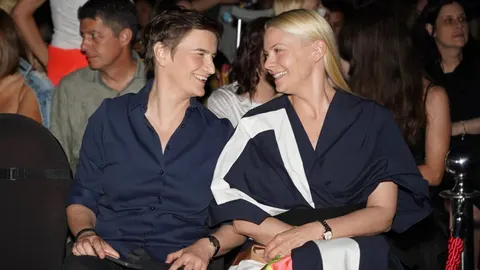 Ana Brnabić i njezina partnerica Milica smiješe jedna drugoj