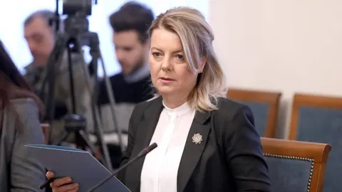 Portret Mirjane Hrge u crnom saku i bijeloj košulji s papirom u ruci