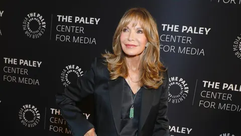Glumica Jaclyn Smith u crnom saku s dugom plavndom kosom