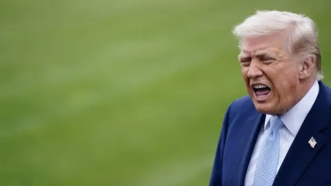 Donald Trump u odijelu s otvorenom čeljusti ispred zelene pozadine