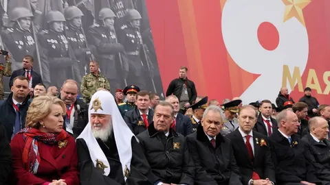 Vladimir Putin i ruski dužnosnici na proslavu 9. svibnja