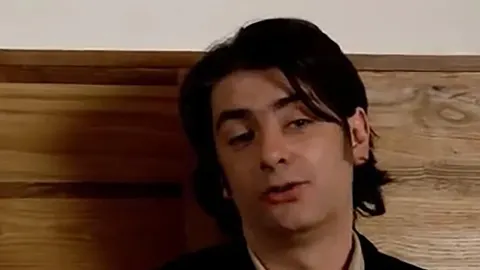 Portret mladih Davora Janjića s tamnim kosama