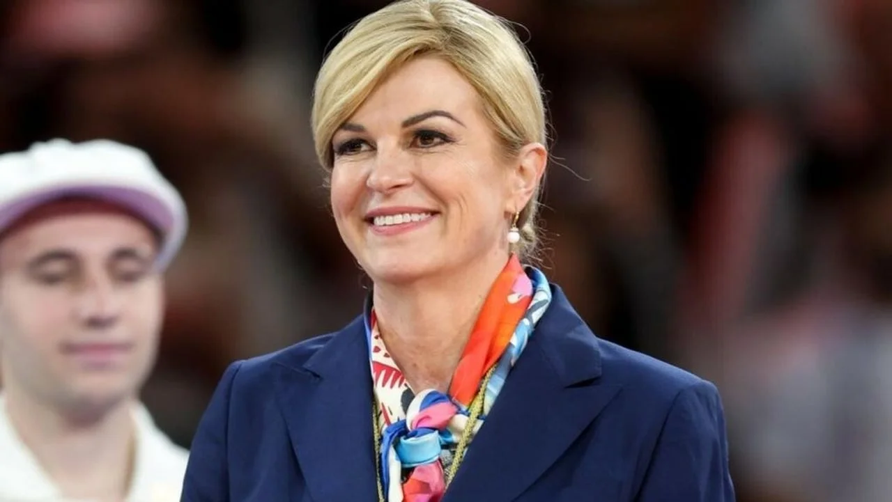 Portret Kolinde Grabar-Kitarović u plavom saku sColorful šalom