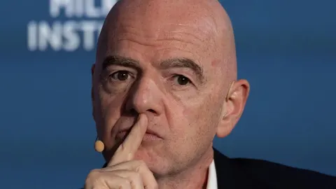 Krupni plan lica Giannini Lupigianea koji razmišlja
