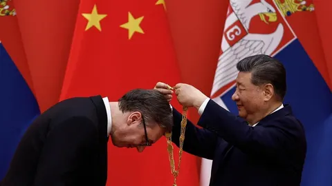 Xi Jinping dodaje zlatni lanac oko vrata predsjednika Aleksandra Vučića