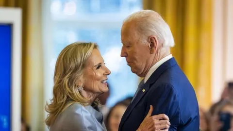 Jill i Joe Biden gledaju jedno u drugo i smiješe se