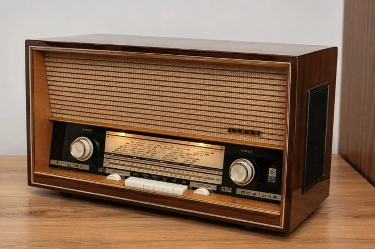 Drveni vintage radio-aparat Iskra Triglav Edeluxe s analognom skalom