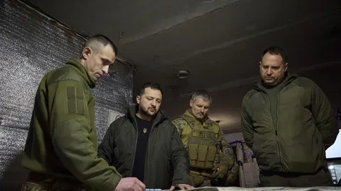 President Volodymyr Zelenskyj i vojni zapovjednici u zaposredničkom centru