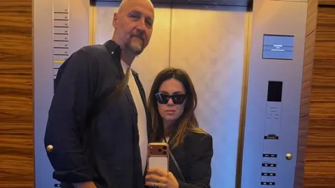 Dino Rađa i supruga Viktorija poziraju ispred lifta
