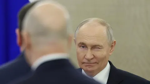 Portret Vladimira Putina s ozbiljnim izrazom lica u službenom okruženju