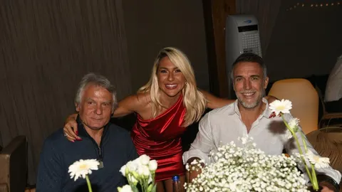 Gabriel Batistuta, plavuša u crvenoj haljini i stariji muškarac sjede za stolom