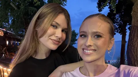 Portret pjevačice Domenice Žuvele i njezine sestre Linde u zagrljaju