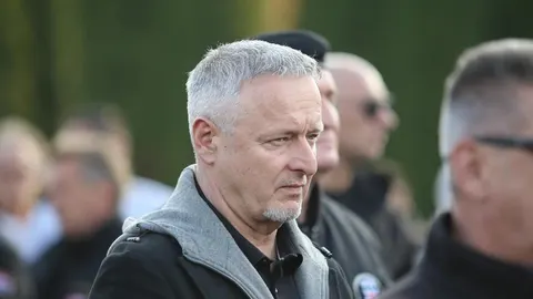 Portret pjevača Marka Thompsona u sivoj i crnoj jakni