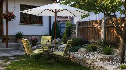 Uređeno dvorište s vrtnim namještajem, suncobranom i kamenim vrtom