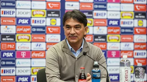Izbornik Zlatko Dalić sjedi za stolom na novinarskoj konferenciji
