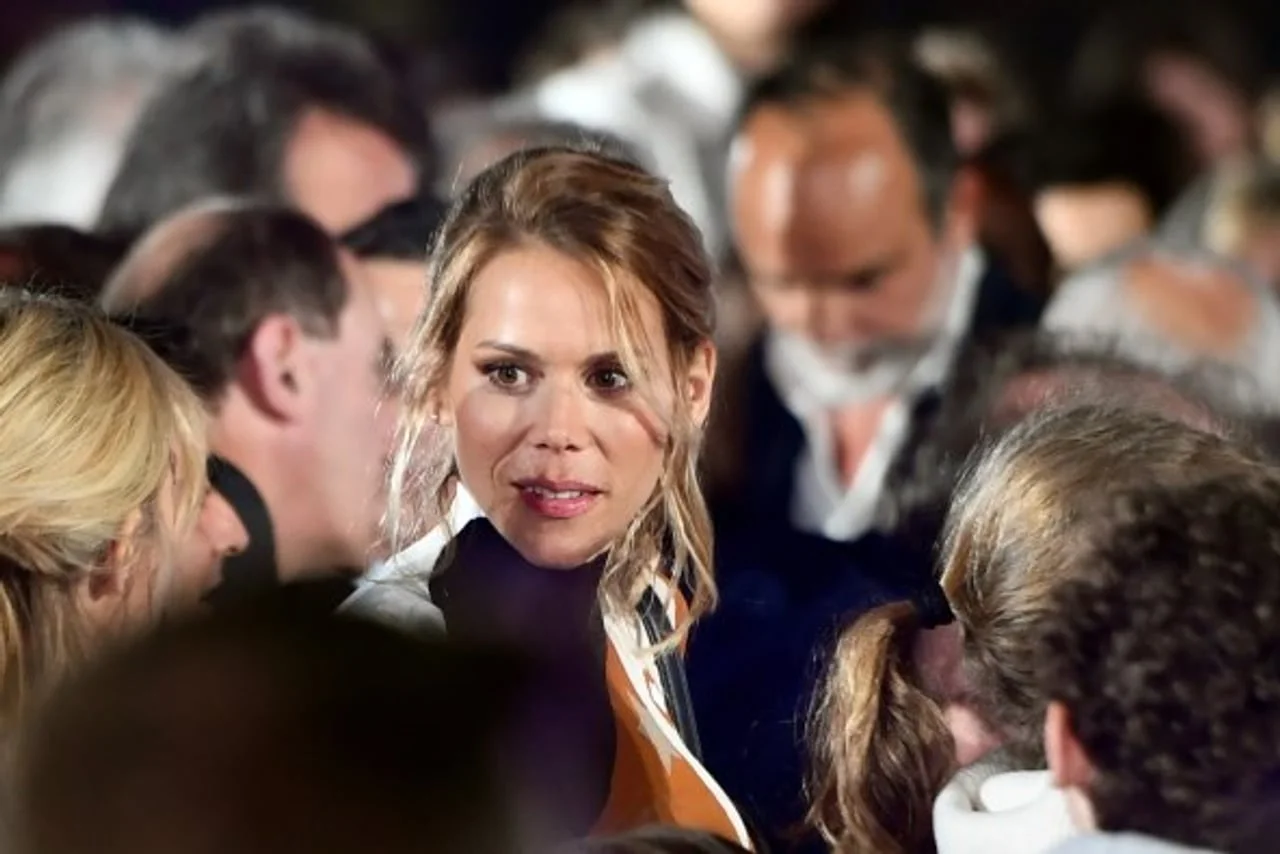 Portret Tiphaine Auzière u razgovoru s ljudima
