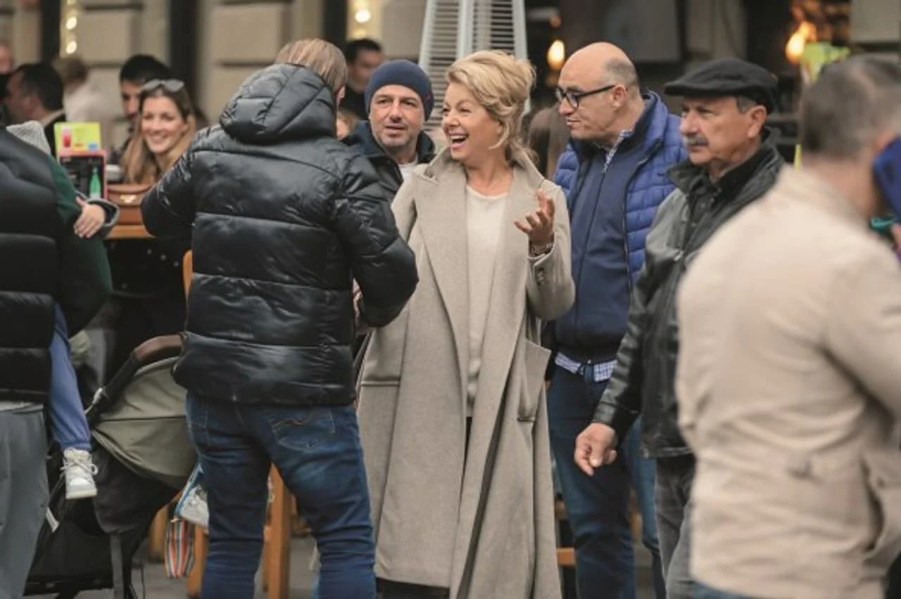 Mirjana Hrga u sivoj kaputi razgovara s ljudima na ulici