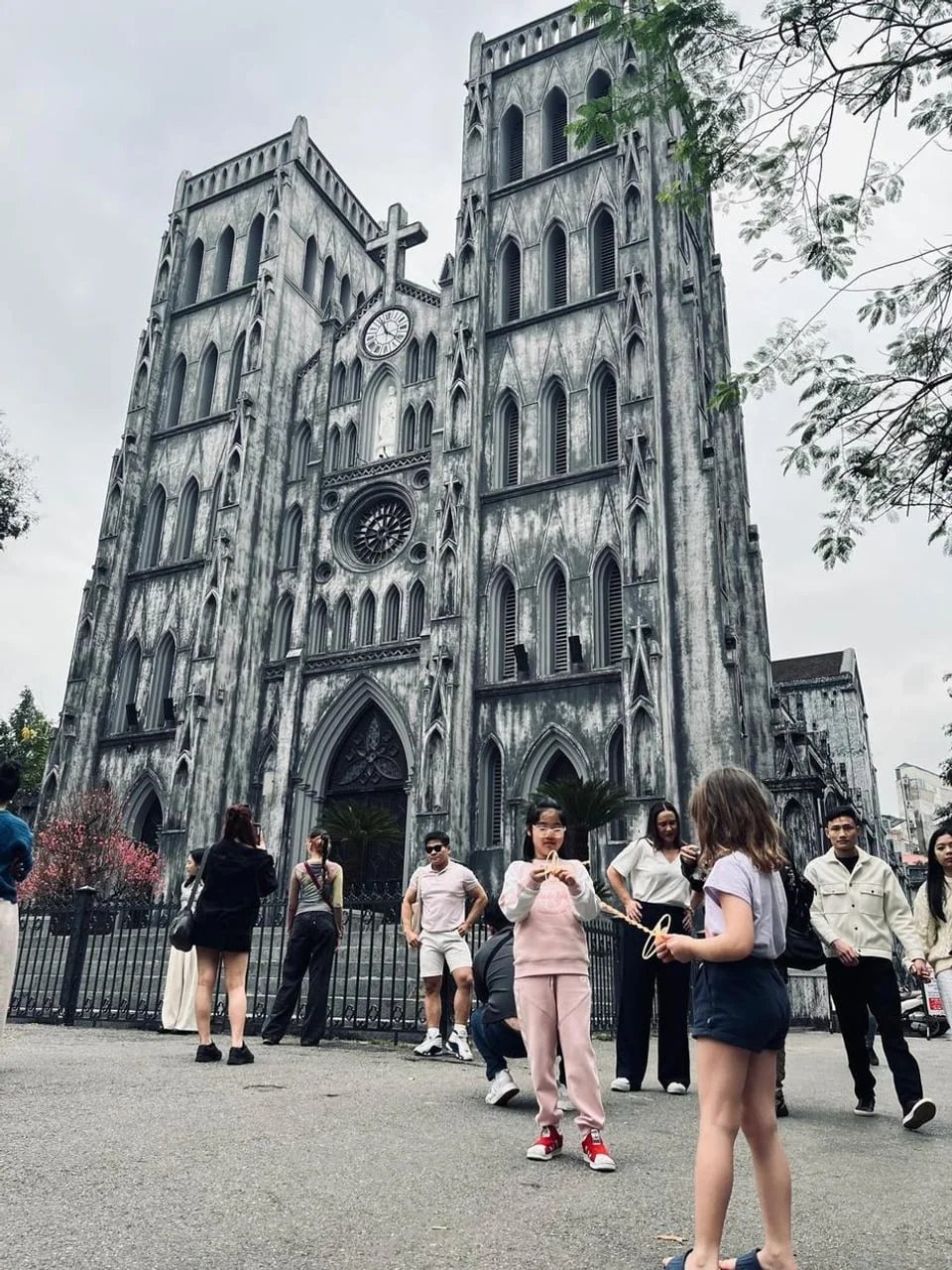 Pročelje gotičke katedrale svetog Josipa u Hanoiju s turistima ispred nje