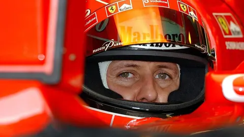 Krupni plan Michaela Schumachera u crvenom Ferrarijevom bolidu s kacigom