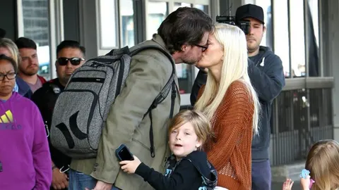 Tori Spelling i Dean McDermott se ljube na ulici