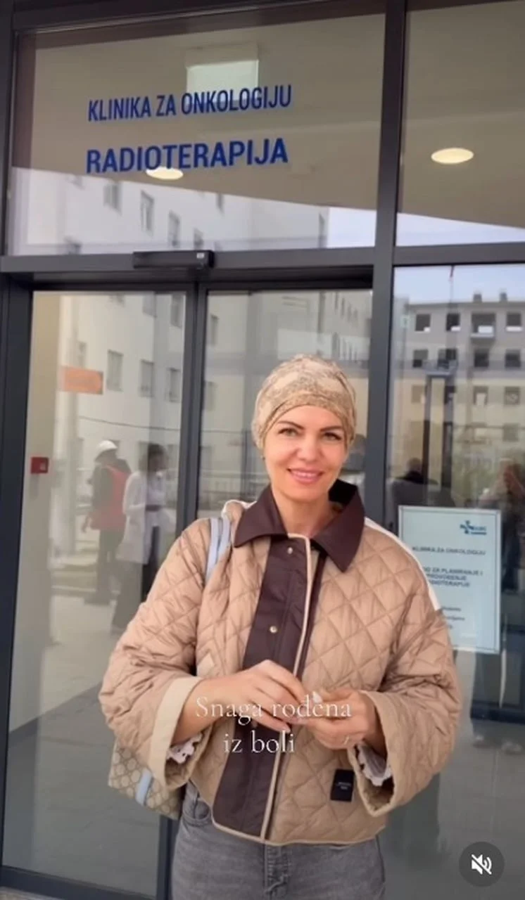 Ivančica Pahor s maramom na glavi ispred Klinike za onkologiju