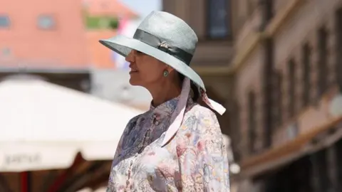 Ivančica Pahor u elegantnom cvjetnom haljinu i širokom šeširu