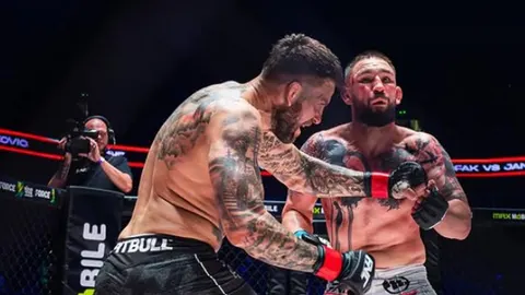 Dva MMA borca s tetoviranim tijelima u oktagonu tijekom borbe