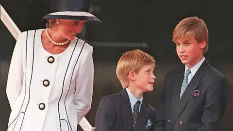 Princesa Diana u bijelom saku i šeširu uz mlade princeve Williama i Harryja