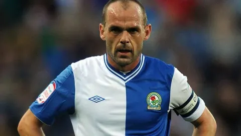Danny Murphy u dresu Blackburn Roversa s kapetanskom trakom na terenu.