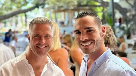 Ralf Schumacher i Etienne Stebbing nasmijani zajedno na događaju u Saint-Tropezu