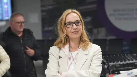Portret Duške Vučinić u bijelom saku i crnim naočalama