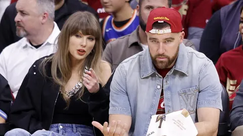 Taylor Swift i Travis Kelce sjede zajedno na tribinama tijekom sportske utakmice
