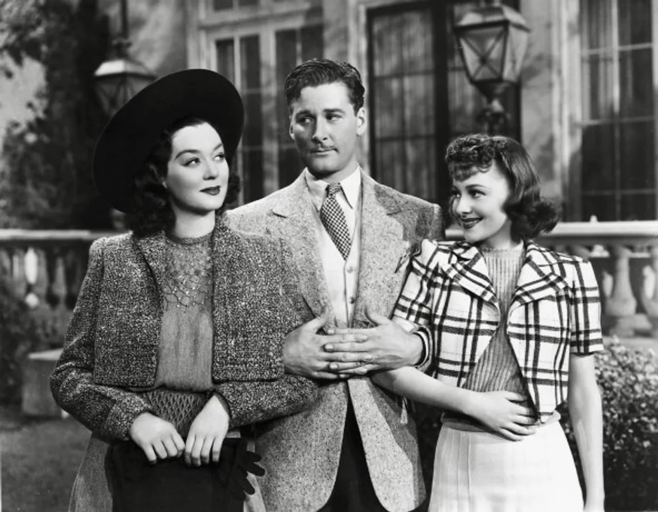 Errol Flynn u pratnji dvije elegantno odjevene žene