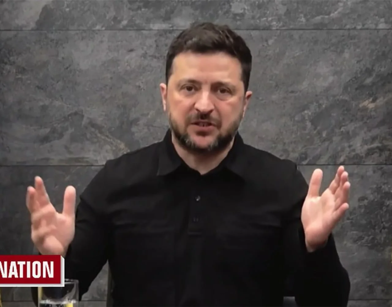 Volodimir Zelenski u crnoj košulji s podignutim rukama