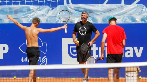 Goran Ivanišević i mladi tenisači na teniskom terenu
