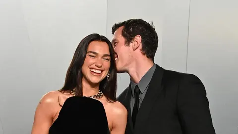 Smiješa Dua Lipa i Callum Turner koji je ljubi u obraz