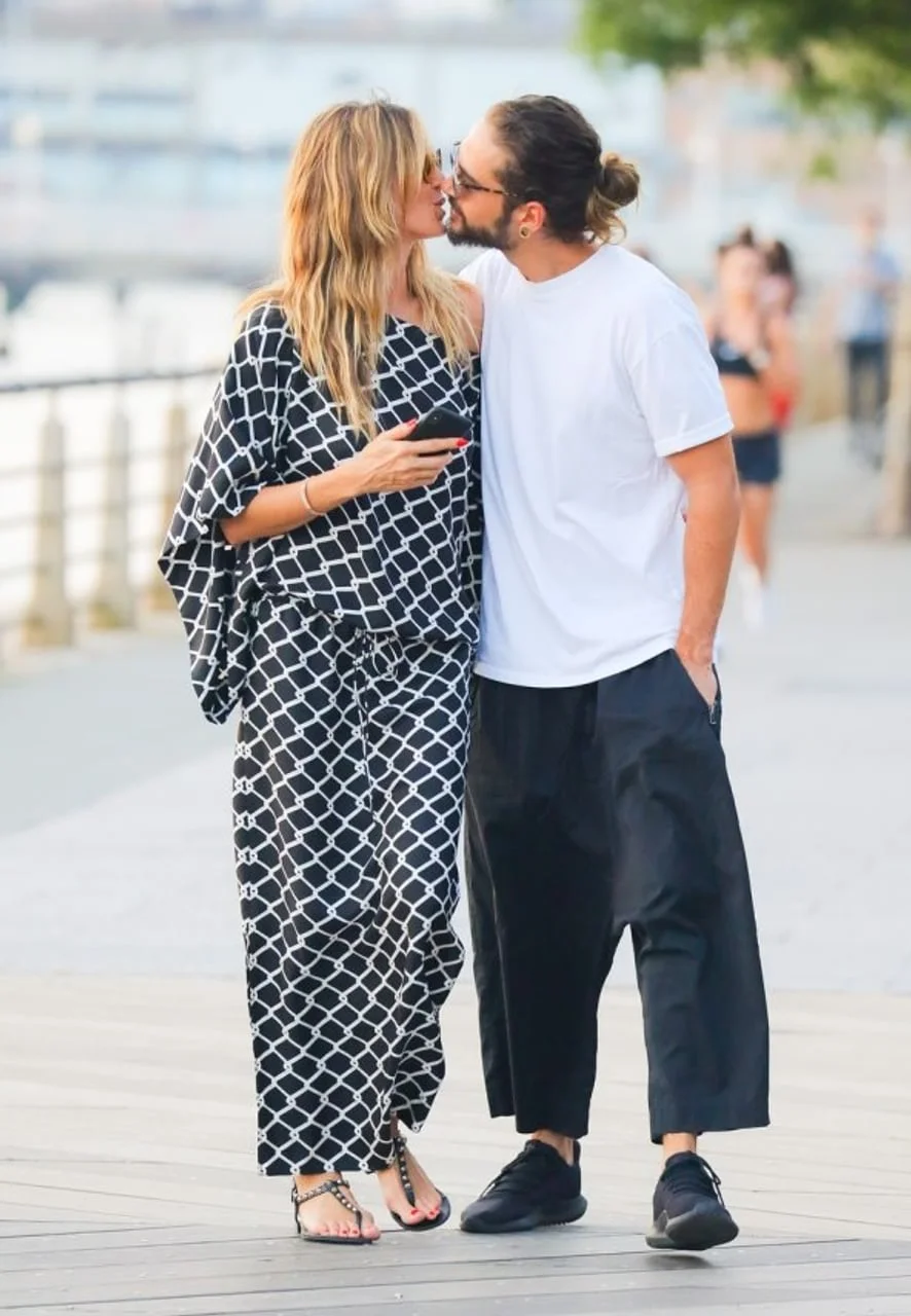 Heidi Klum u crno-bijelom kompletu i Seal u bijeloj majici ljube se na ulici