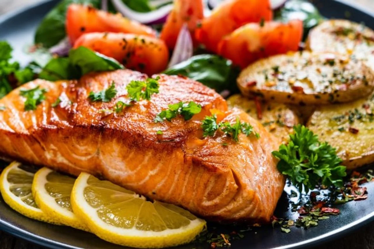 Pečeni filet lososa s limunom i salatom od rajčice