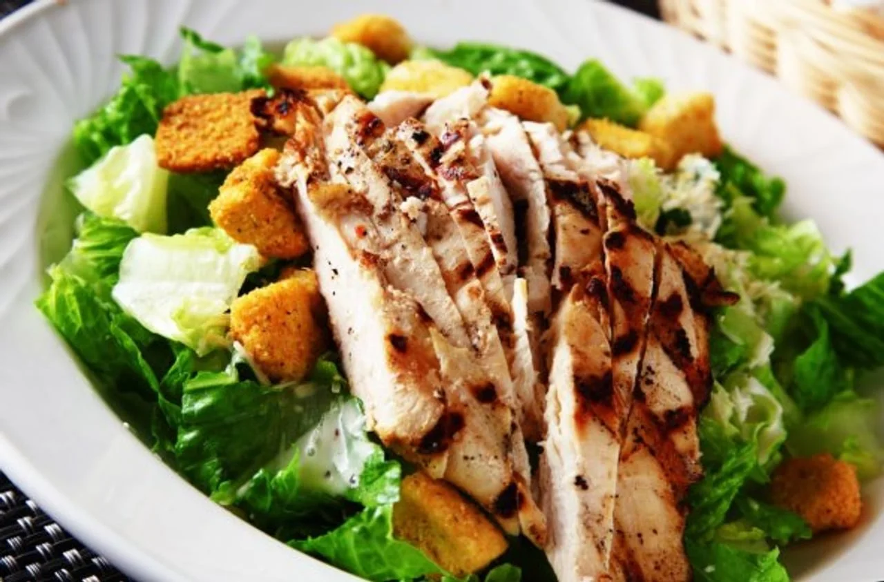 Cezarska salata s griliranim pilećim prsima i krutonima