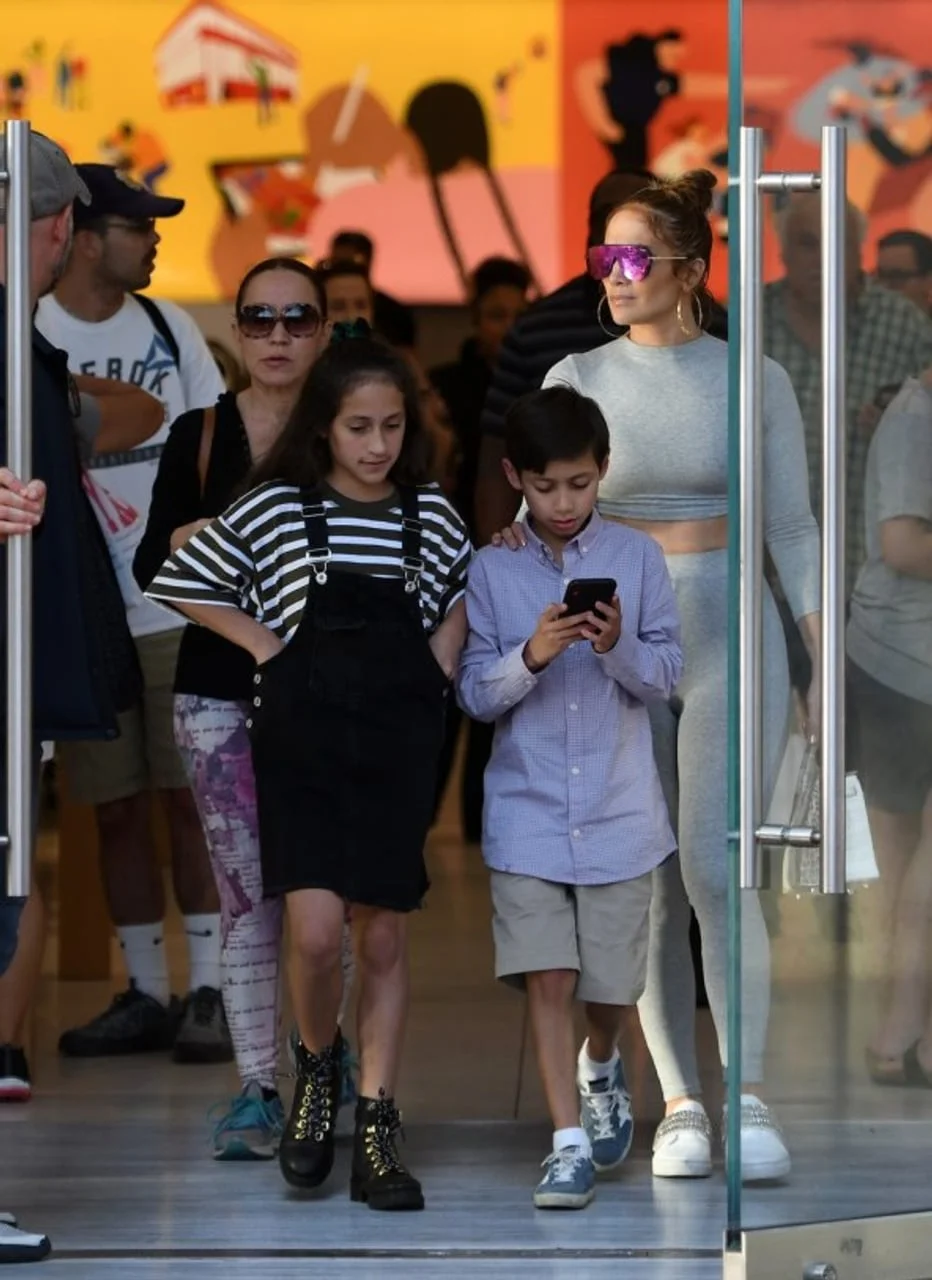 Jennifer Lopez s dvoje djece ispred trgovine