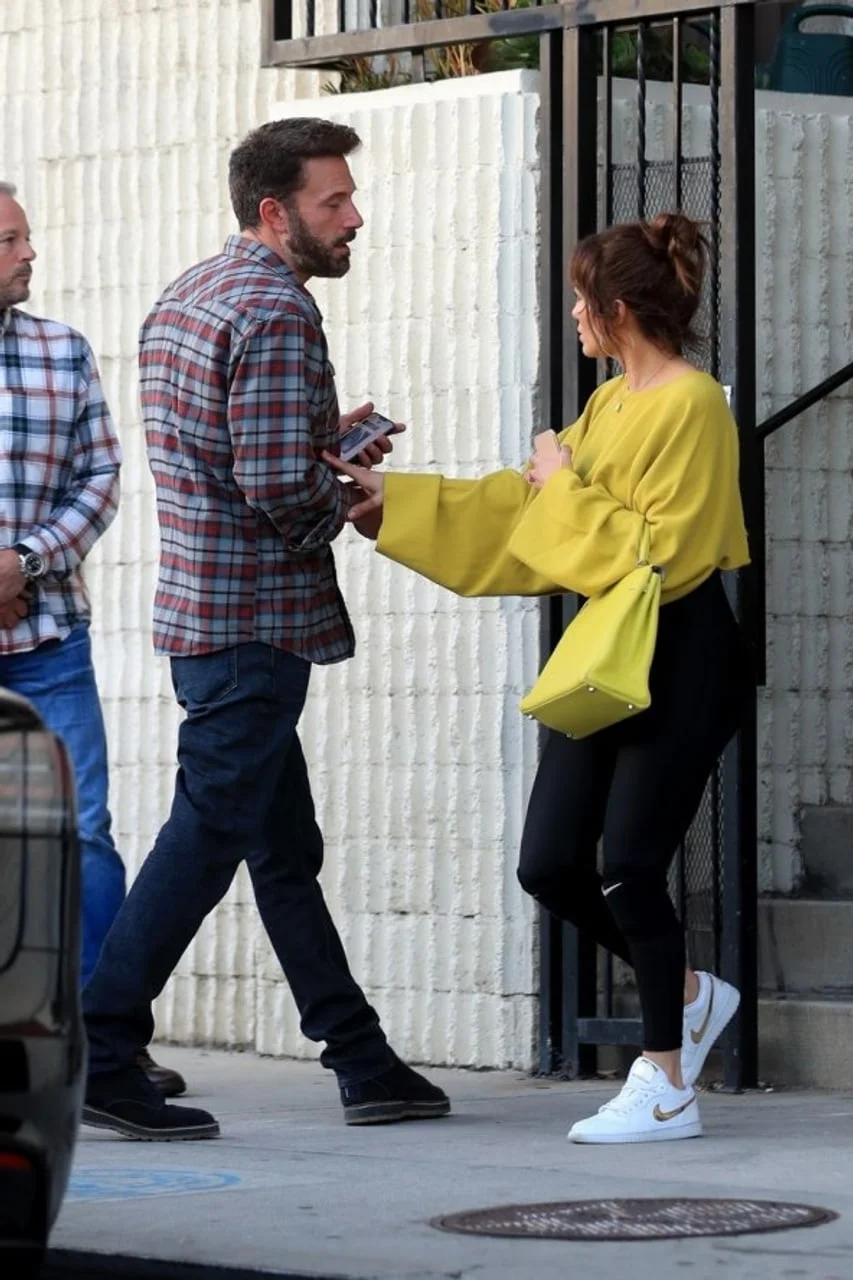 Ben Affleck i Jennifer Lopez razgovaraju na ulici