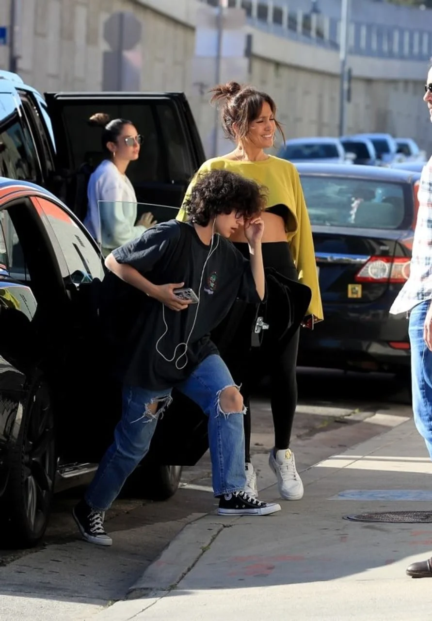 Mladić u trapericama i Jennifer Lopez pored auta