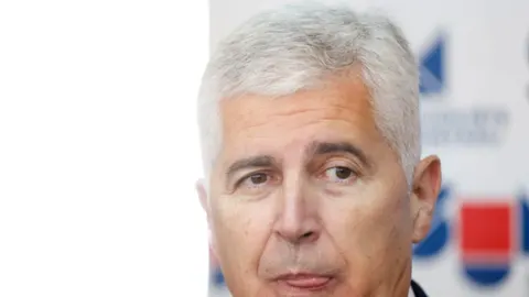 Portret Dragana Čovića s ozbiljnim izrazom lica