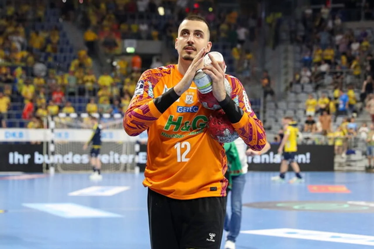 Matej Mandić u narančastom vratarskom dresu na rukometnom terenu