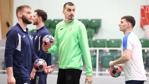 Matej Mandić u zelenom dresu s rukometnim loptama u rukama