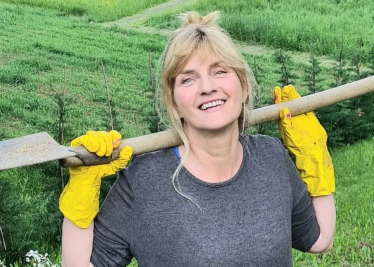 Sanja Doležal s lopatom na ramenu i žutim rukavicama u vrtu