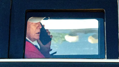 Donald Trump u automobilu razgovara na mobilnom telefonu