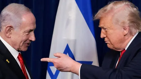Benjamin Netanyahu i Donald Trump razgovaraju ispred izraelske zastave