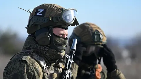 Ruski vojnik u punoj vojnoj opremi s kacigom s oznakom Z i zaštitnim naočalama
