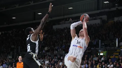 Košarkaš Mario Hezonja u bijelom dresu pokušava pogoditi koš